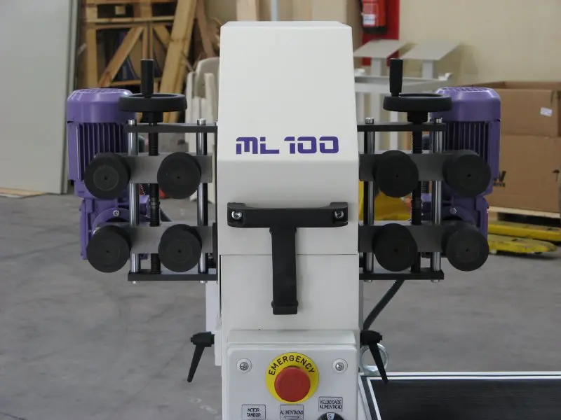 Pracovní hlava s podávacím systémem